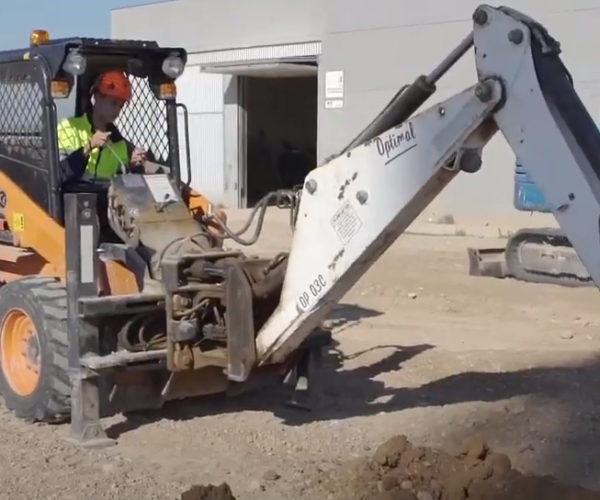 Especialista en manejo de maquinaria de construcción.